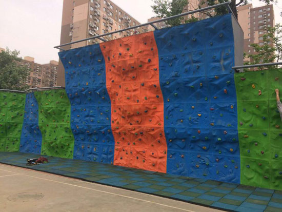 室内儿童攀岩墙